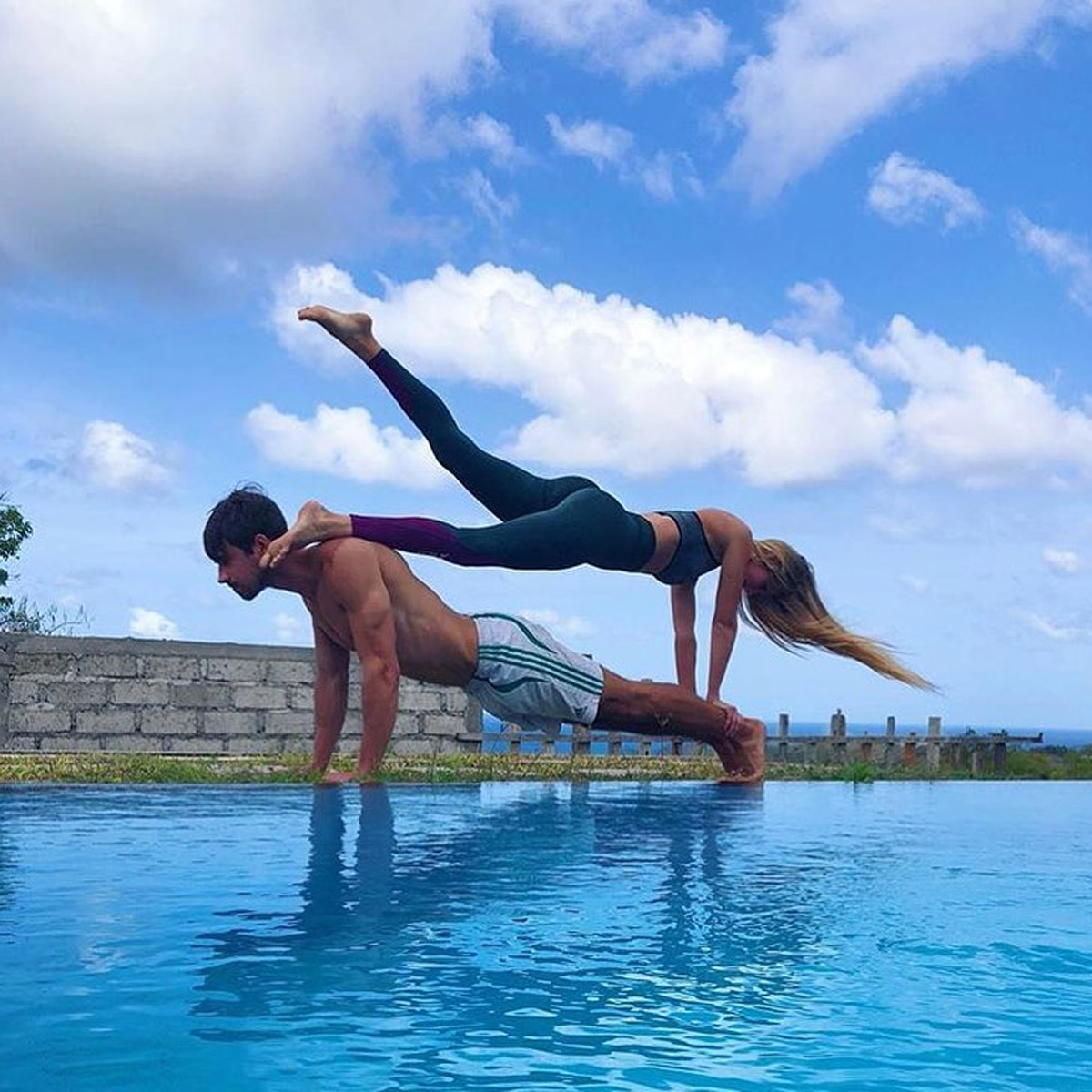 easy couples yoga #partneryoga | Acro yoga, Gymnastik posen, Partner yoga